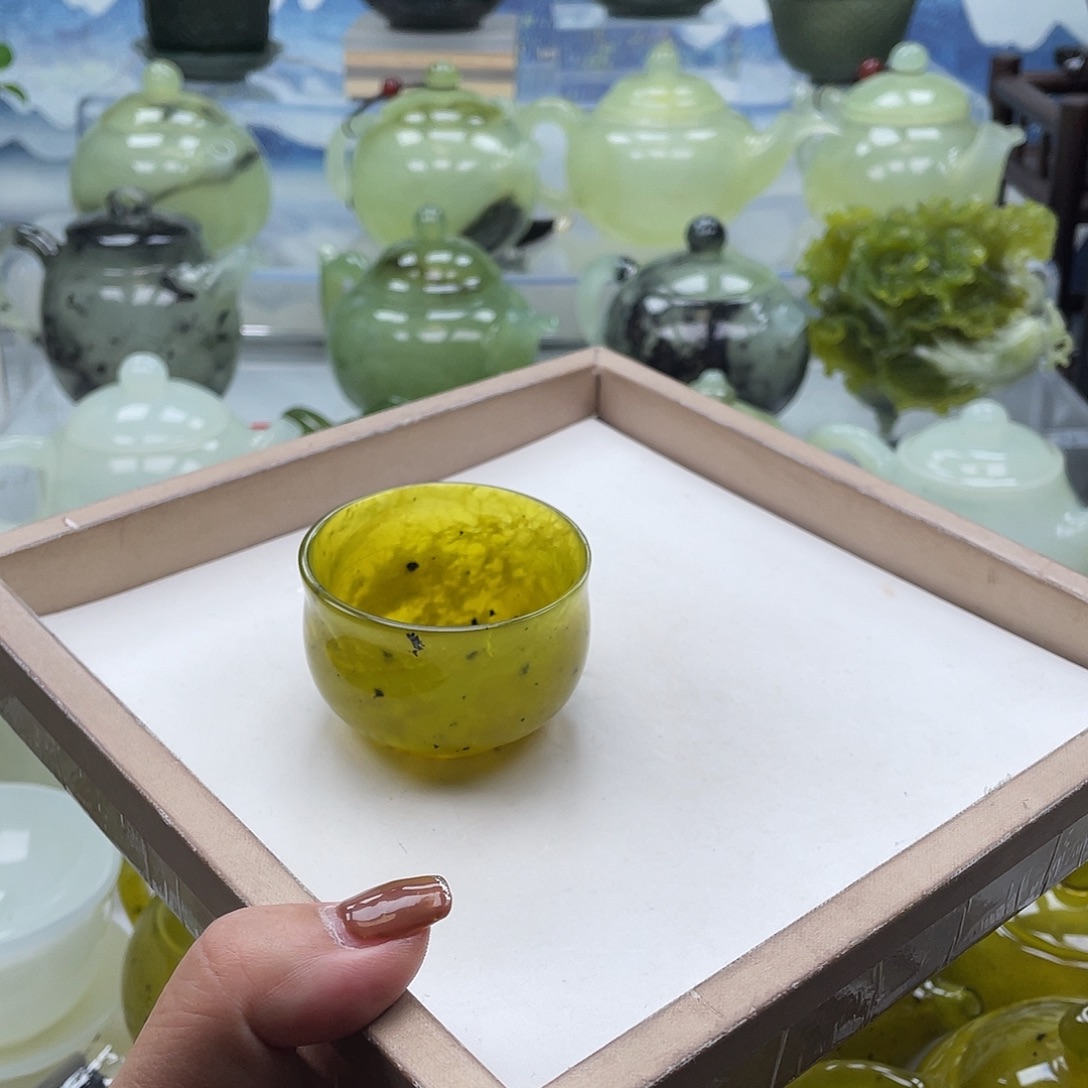 已***置蛇纹石玉未镶嵌壶