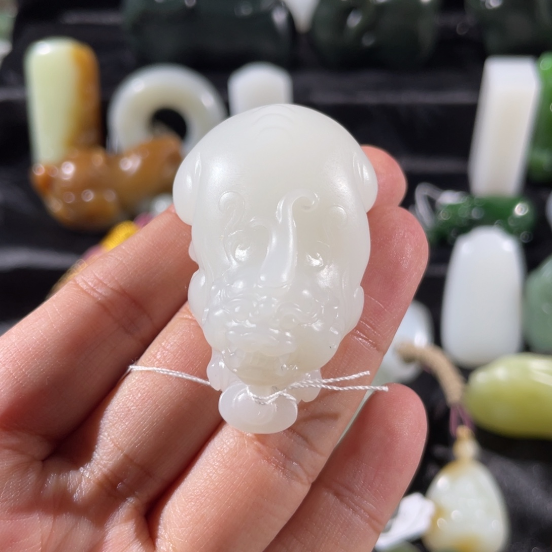 找***子和田玉未镶嵌颈饰