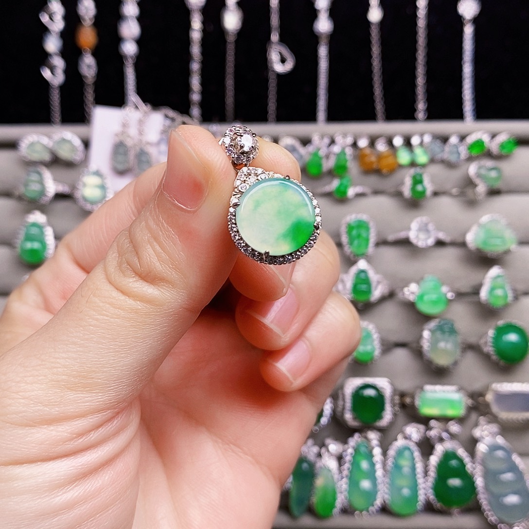 颈饰银S925镶嵌翡翠圆牌