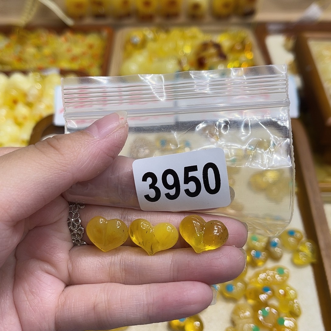 琥珀未镶嵌颈饰蜜蜡