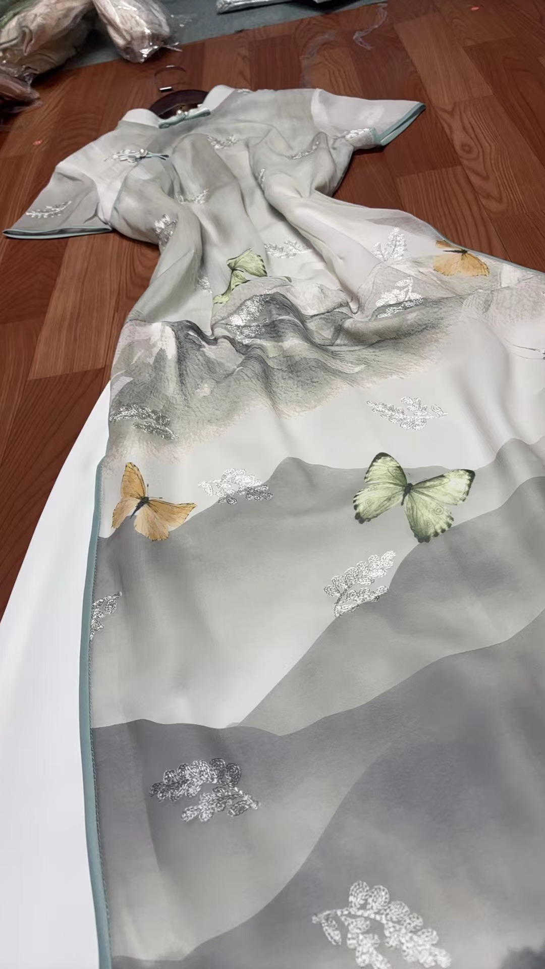 180-绿色 渐变 定位 刺绣蝴蝶 奥戴 旗袍