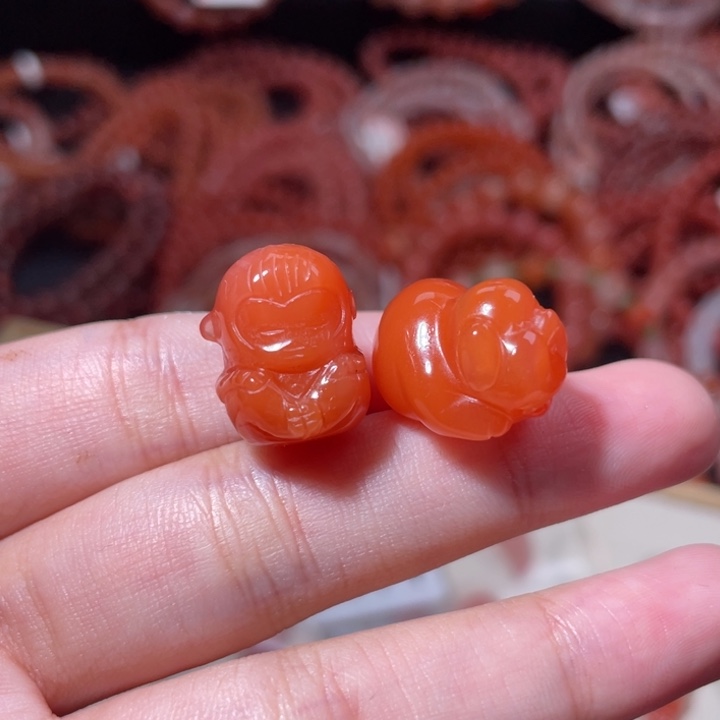 南红玛瑙未镶嵌小猪、猴子桶珠2299