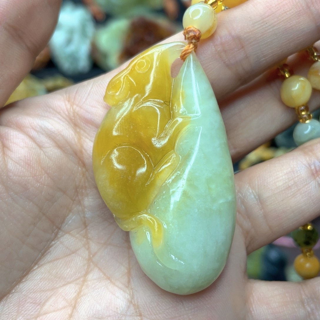 蛇纹石玉颈饰未镶嵌