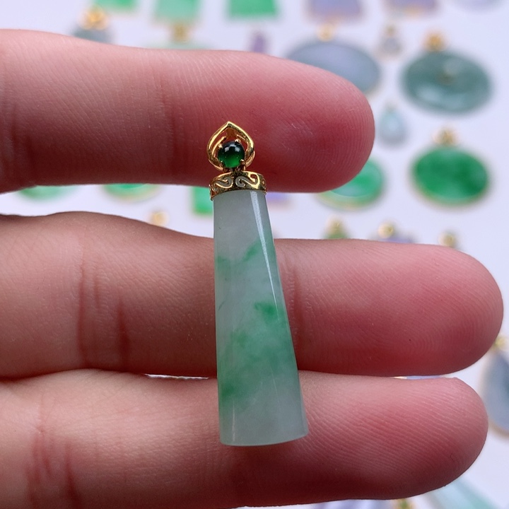 翡翠颈饰18K金镶嵌天然翡翠A货