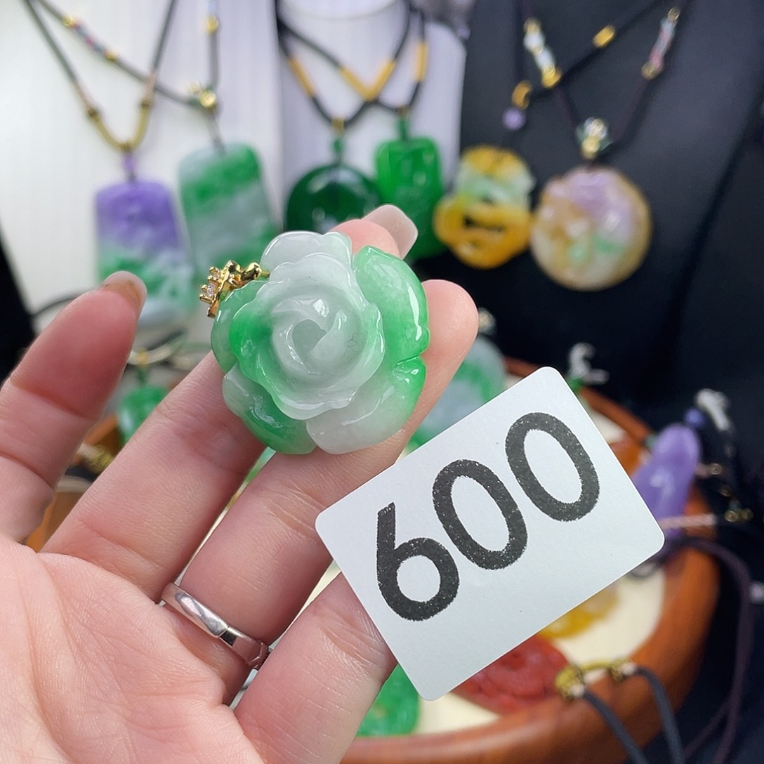 翡翠未镶嵌吊坠(赠链)