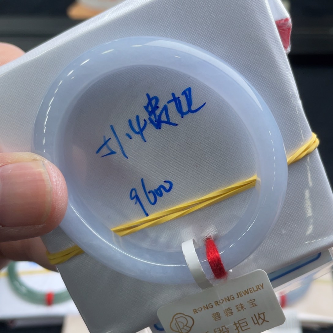 翡翠手镯未镶嵌翡翠手镯