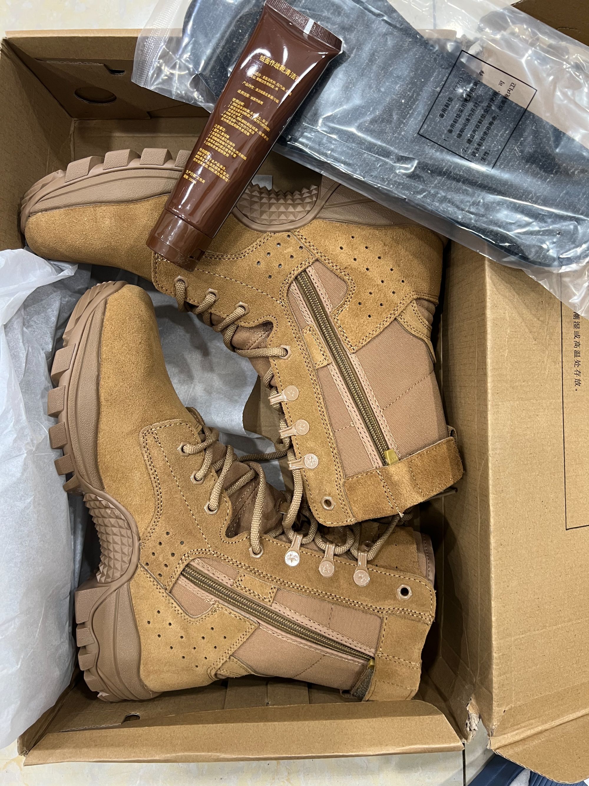 棕色高帮作训靴轻便耐磨透气适合户外徒步登山训练