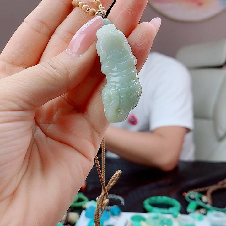 翡翠未镶嵌吊坠(赠链)