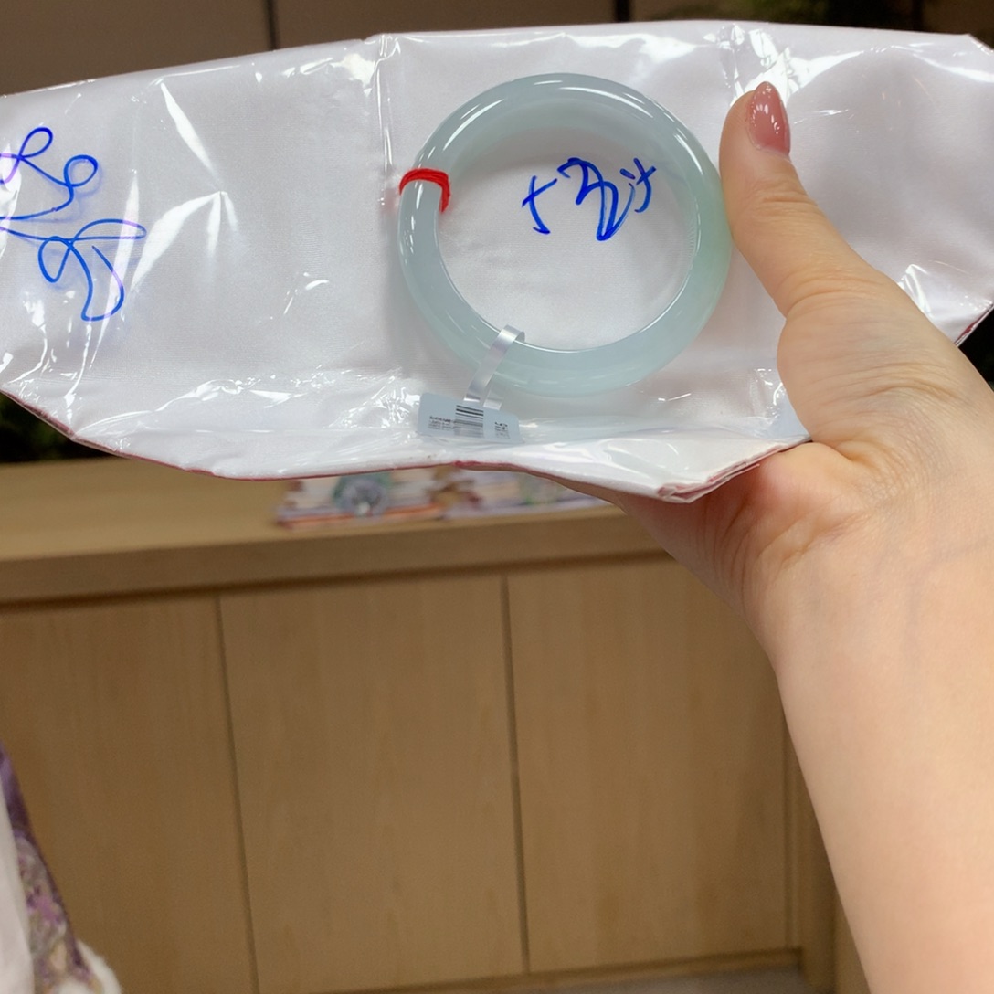 翡翠手镯未镶嵌不退不换