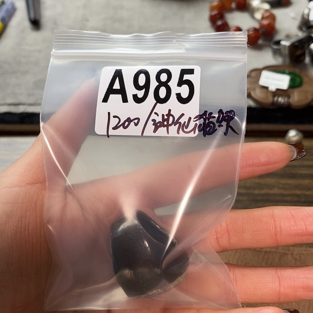 翡翠挂件足银镶嵌神**咪戒指