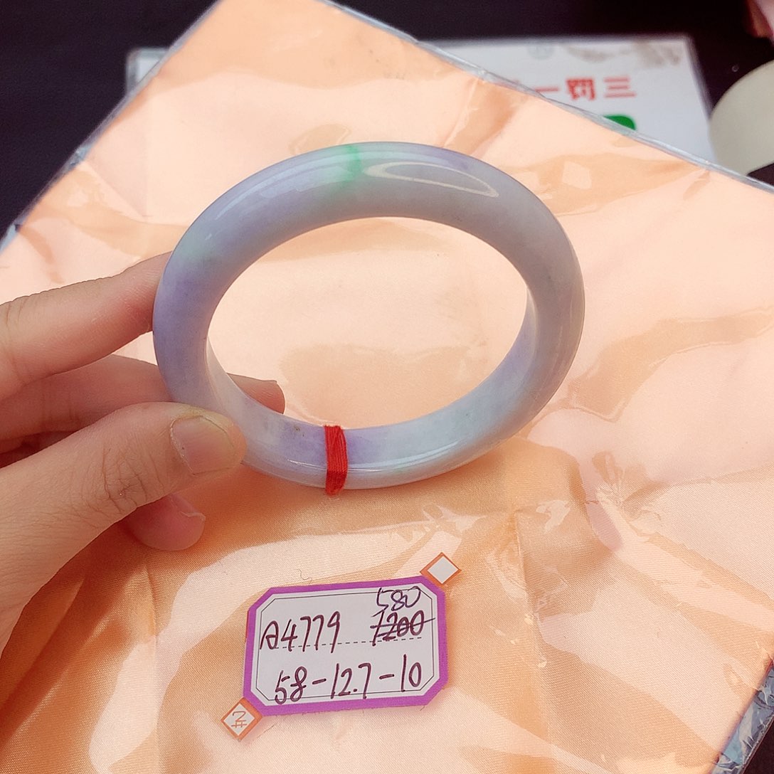 翡翠手镯未镶嵌翡翠