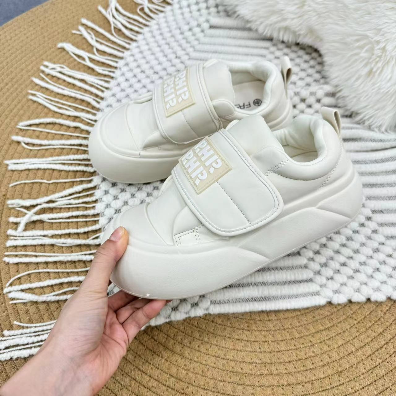 K822 米色魔术贴厚底奶盖休闲小白鞋女2025新款潮流百搭复古板鞋