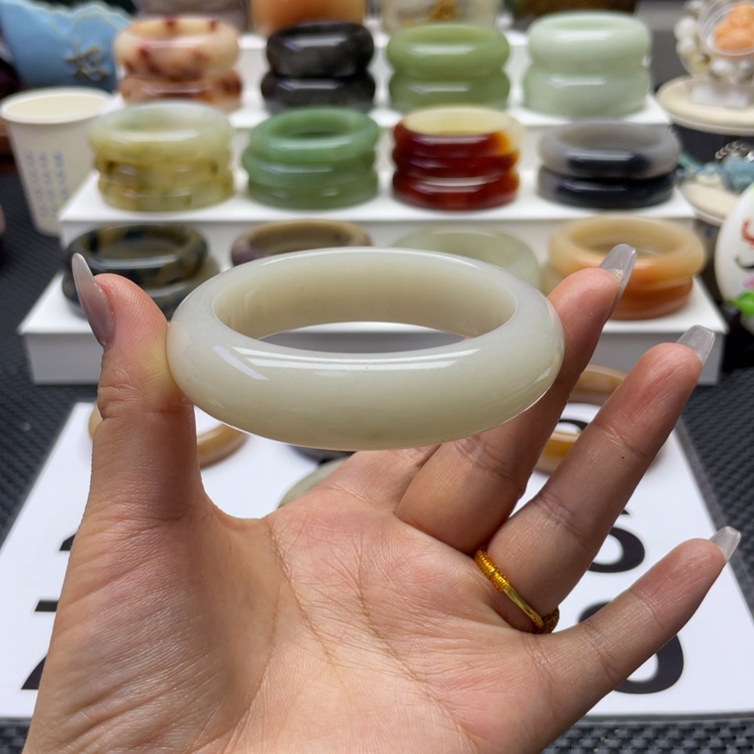 石英质玉手镯未镶嵌