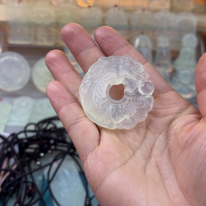 小***儿蛇纹石玉未镶嵌颈饰龙扣