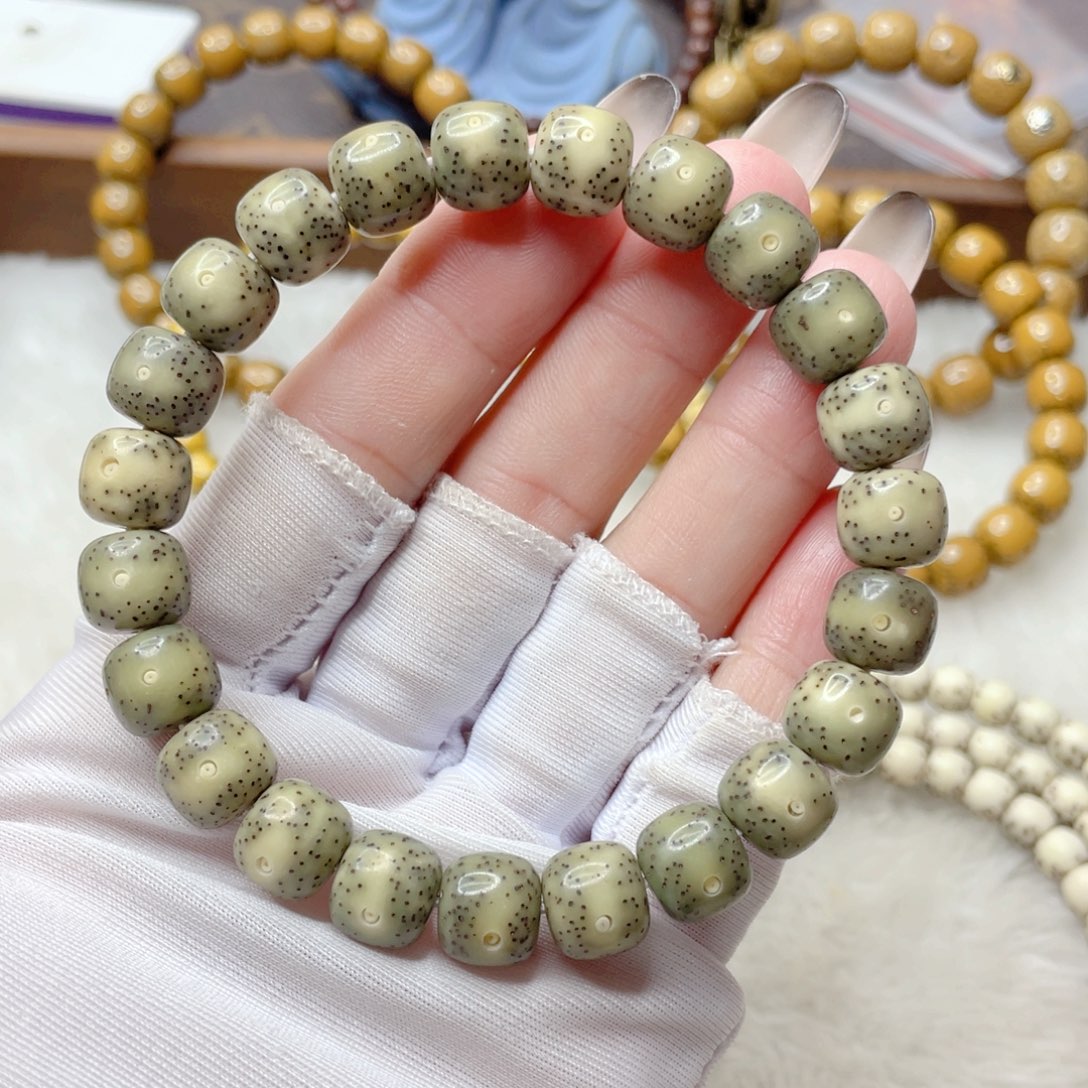 吊坠星月菩提石玉料瓷白绿小眼睛小细星卡10