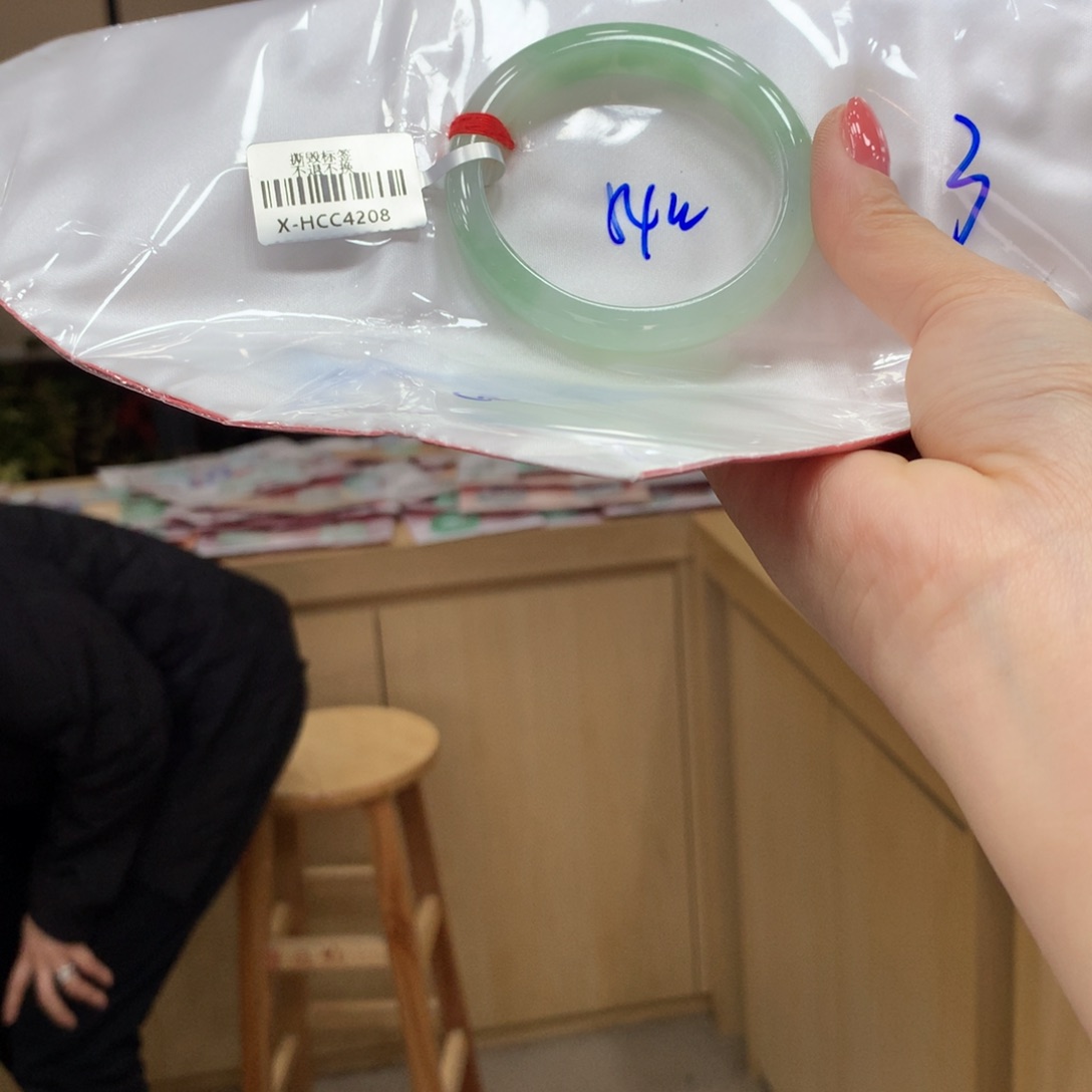 翡翠手镯未镶嵌不退不换