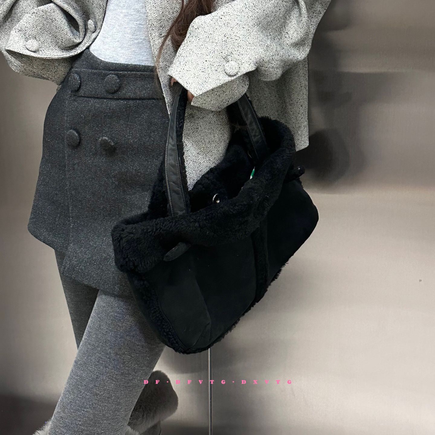 95新 LOEWE/罗意威 loewe 黑色毛毛托特单肩包