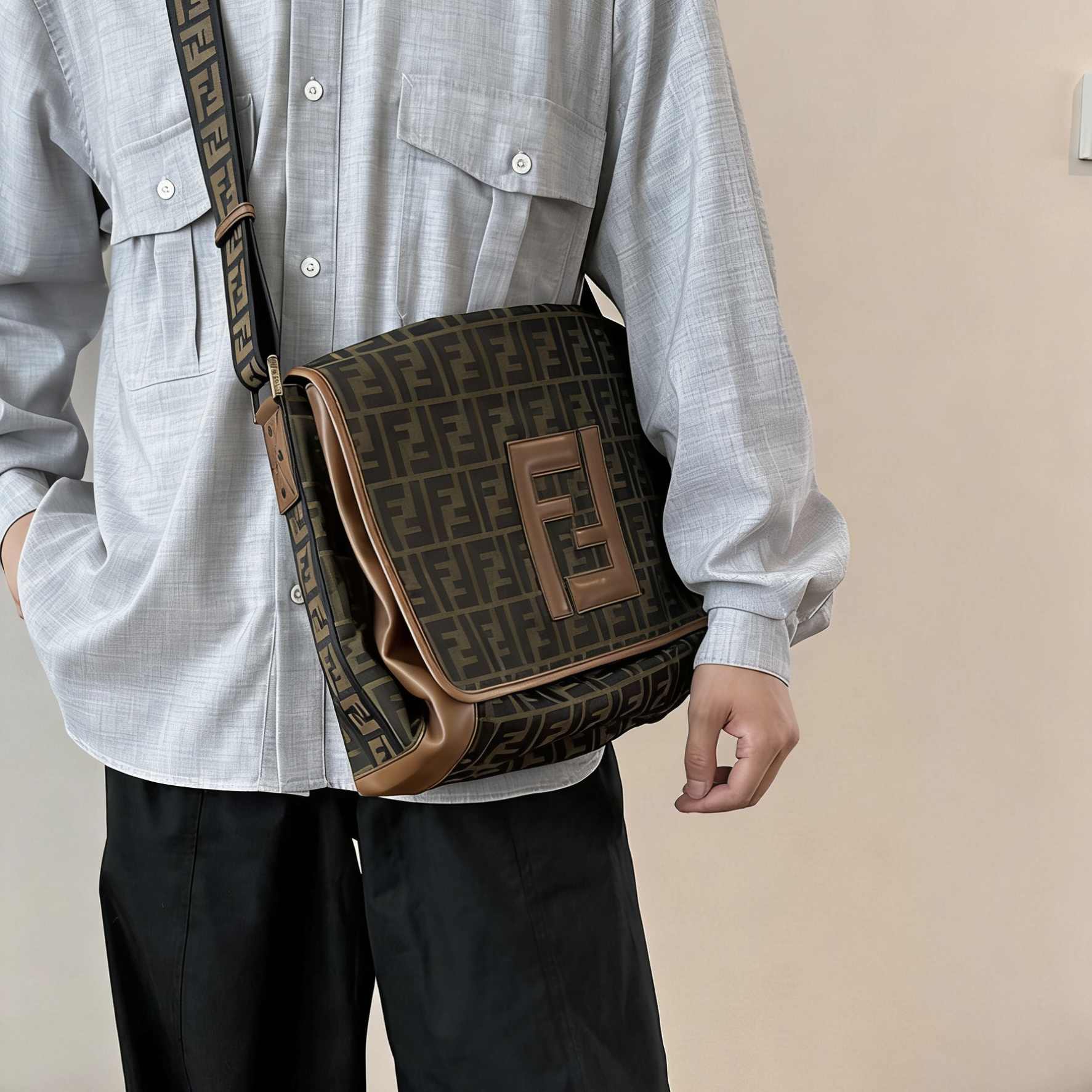 95新 FENDI/芬迪 【冰】老花斜挎邮差包