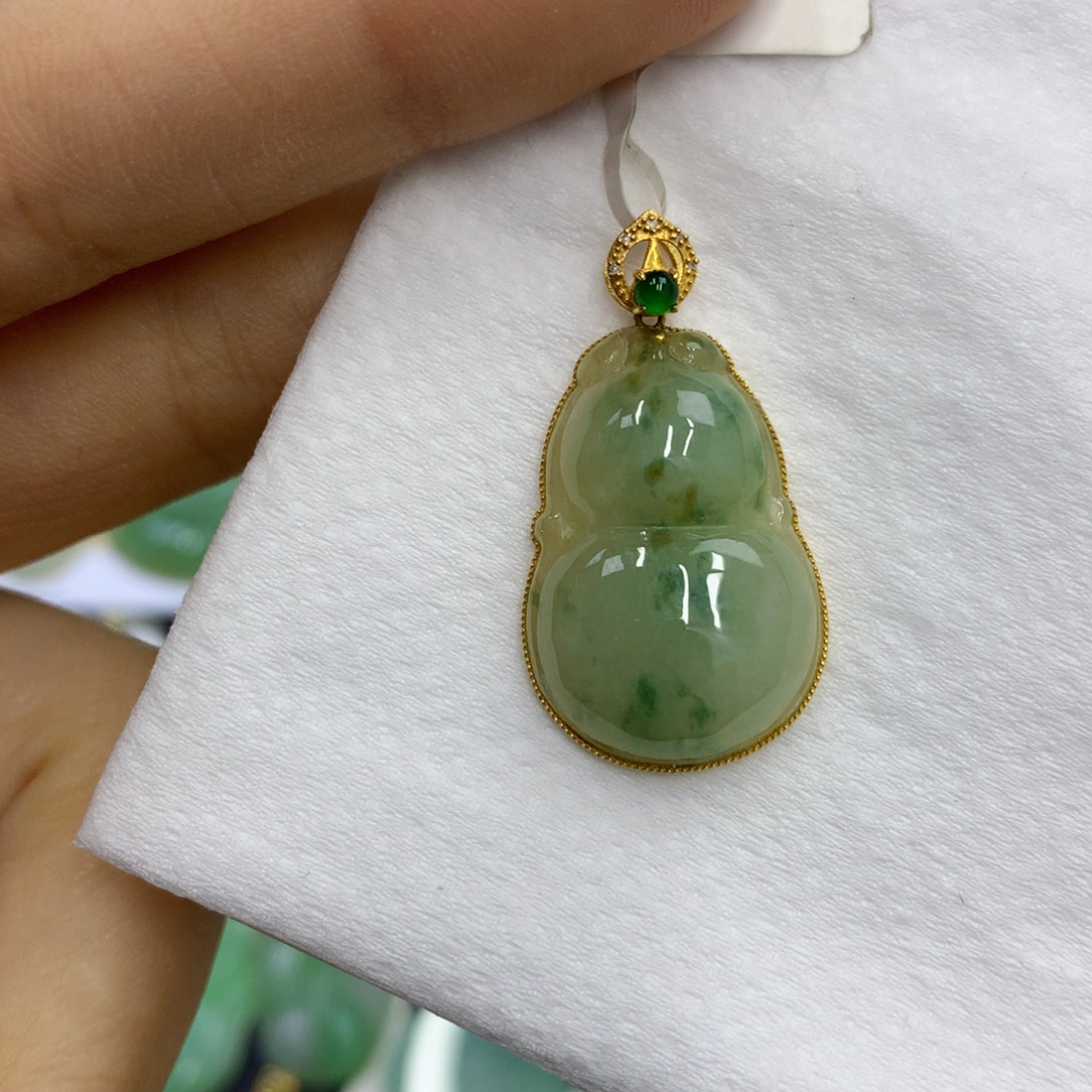 翡翠18K金镶嵌颈饰翡翠