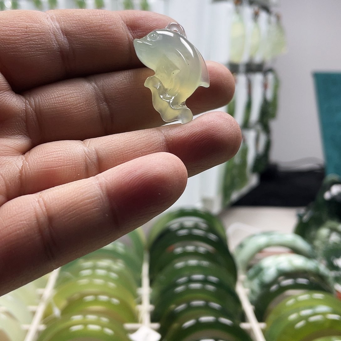 蛇纹石玉颈饰未镶嵌