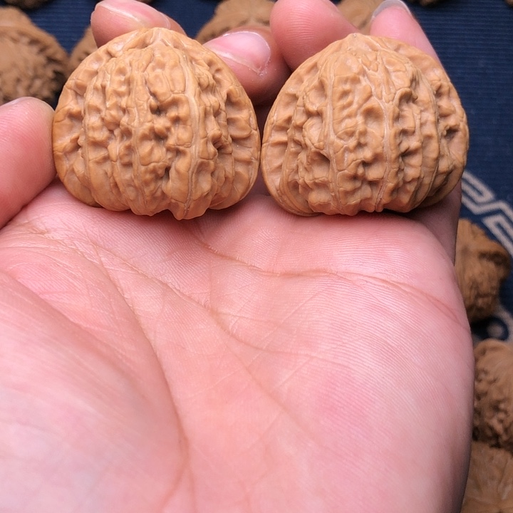 文玩核桃吊坠三角白