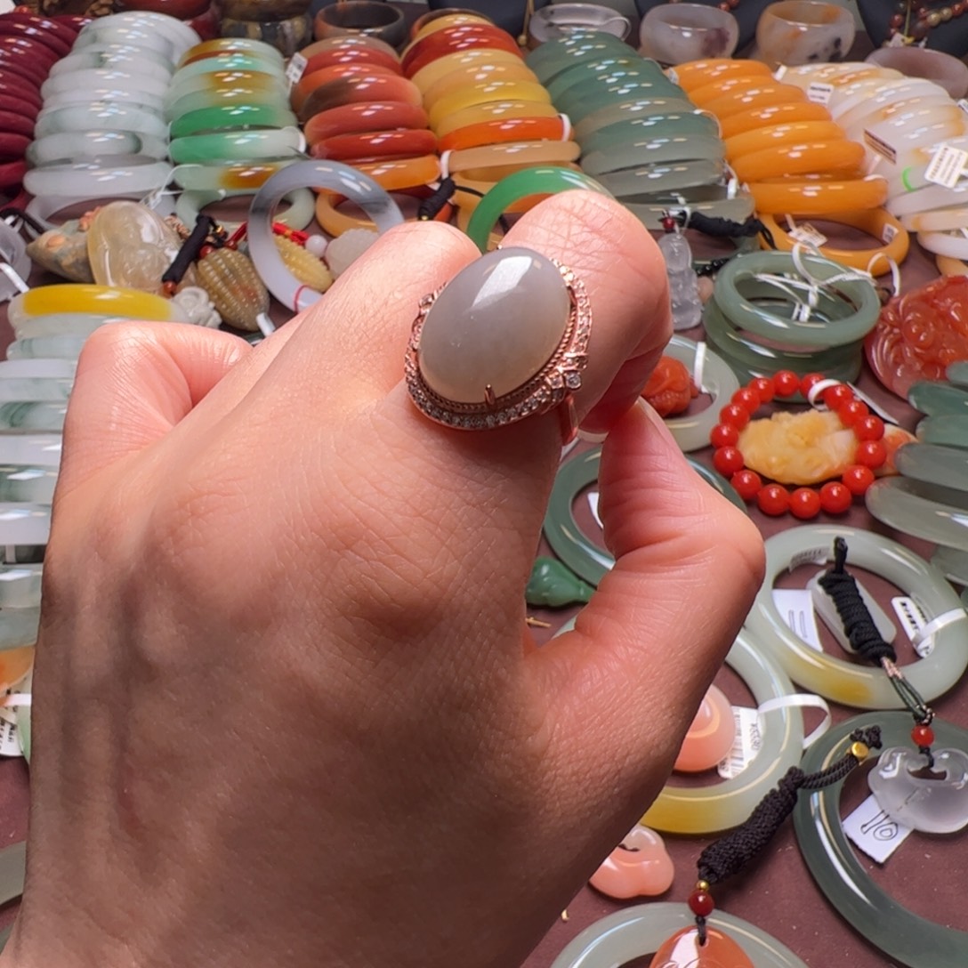 雅***琪石英岩玉未镶嵌手镯