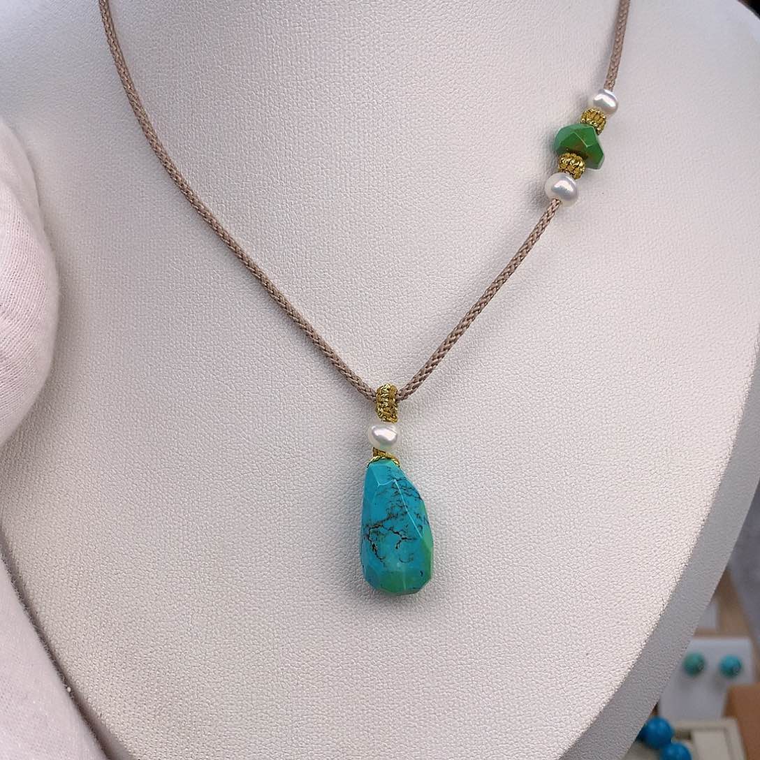 绿松石颈饰未镶嵌