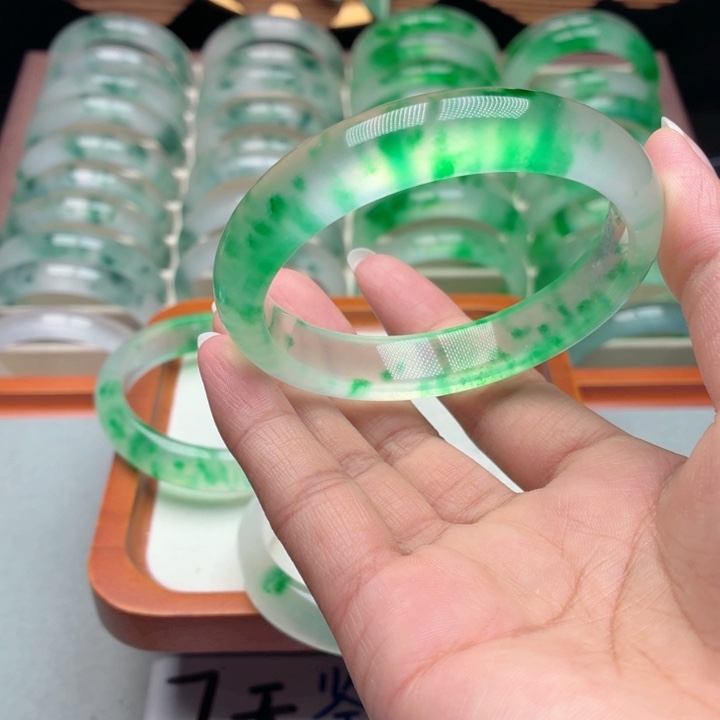 芳***儿石英质玉未镶嵌手镯