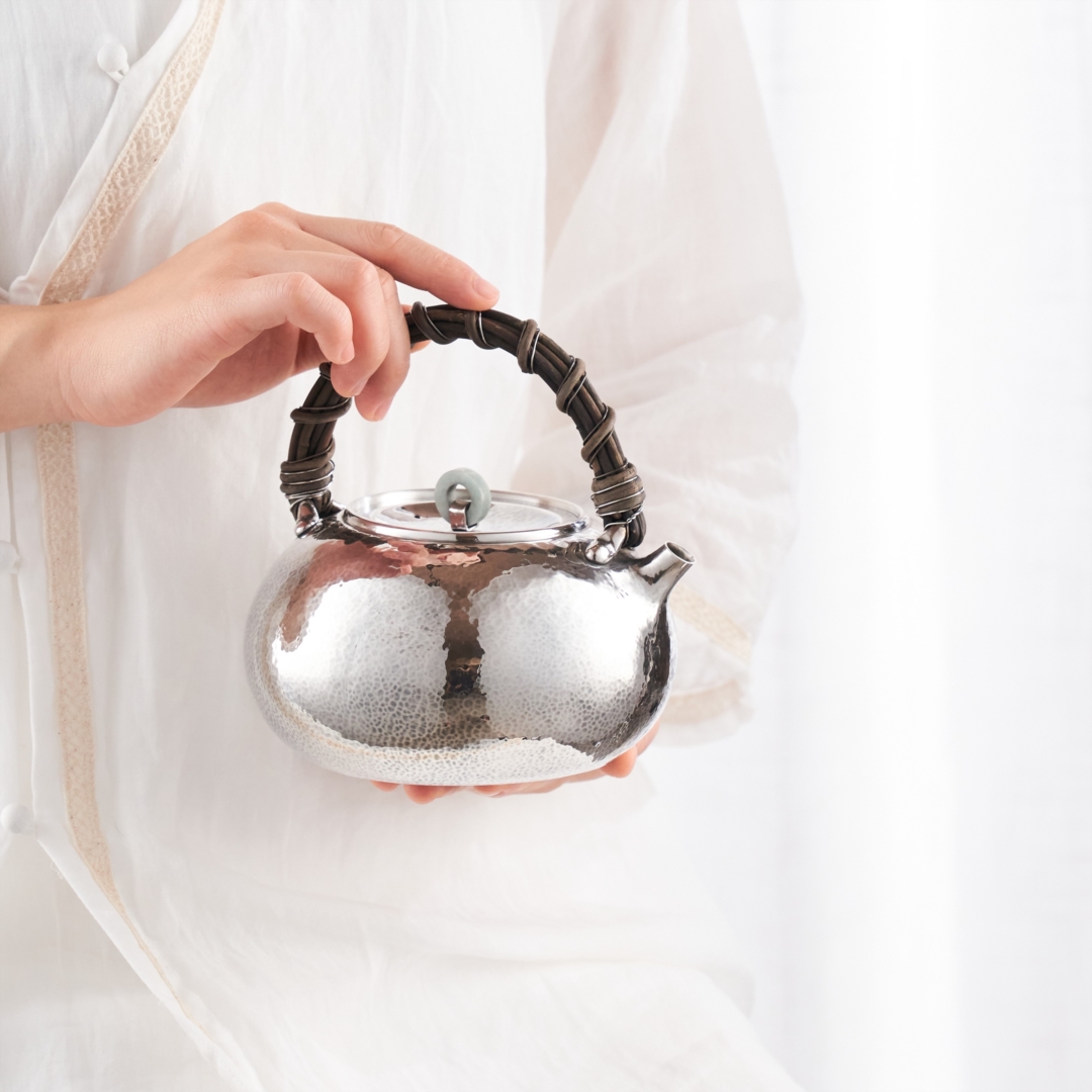 凹盖玉环摘口打出藤提梁袋型足银煮水壶