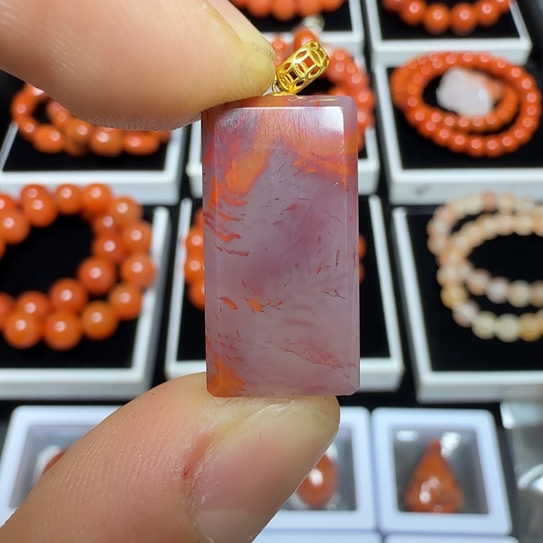 南红玛瑙18K金镶嵌川料瓦西飘花无事牌4.1g