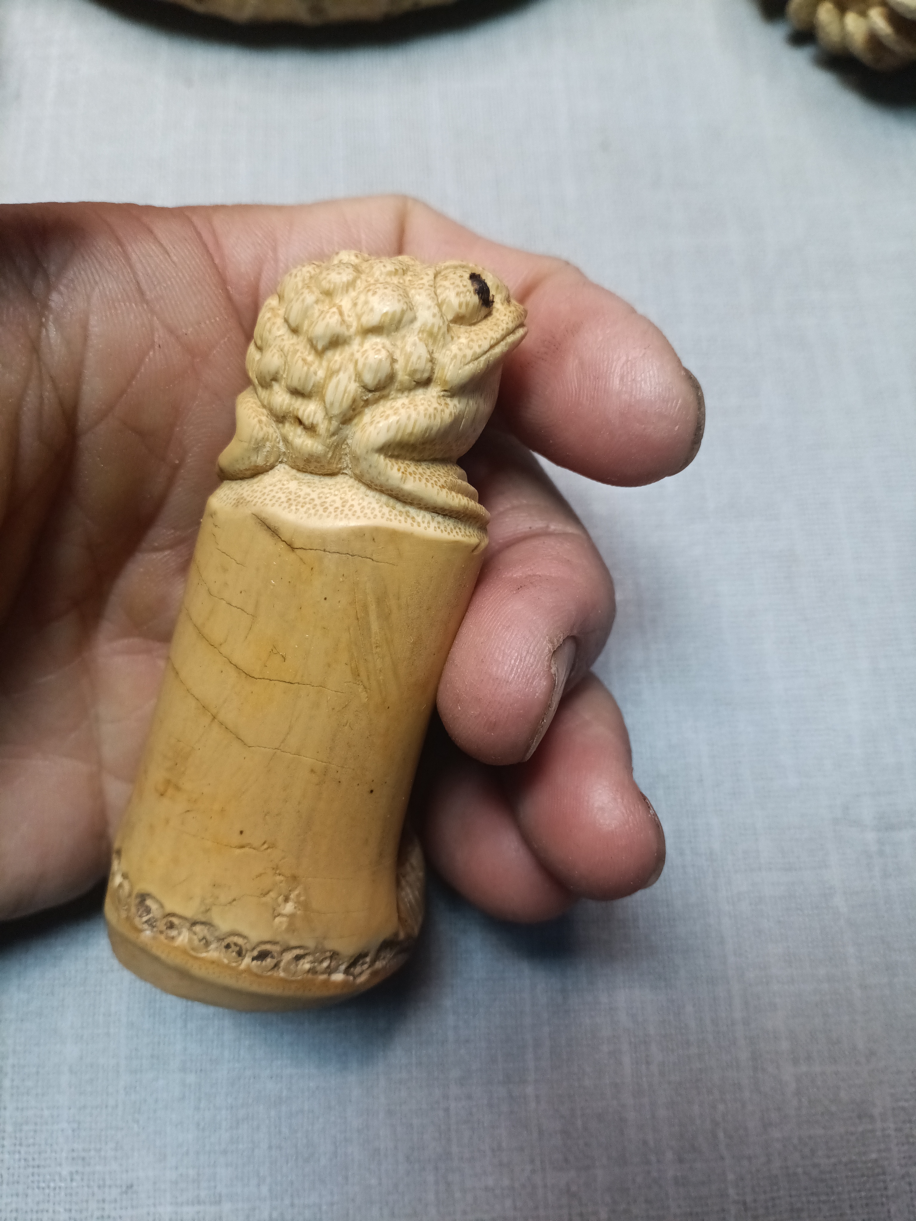 竹鞭雕刻金蟾印章，不是发图片上的，拍下客服会联系拍图