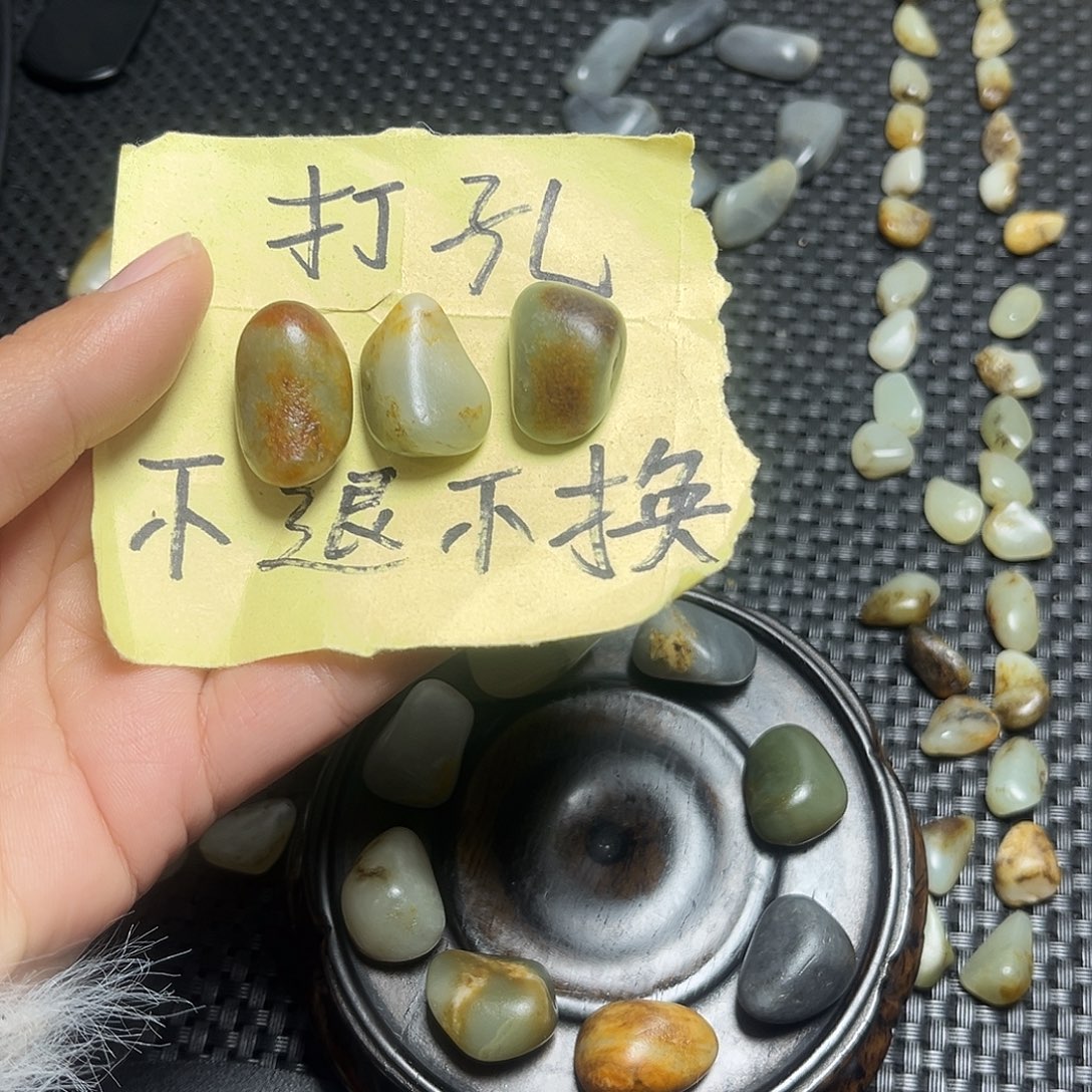 且***吟和田玉（糖玉）未镶嵌颈饰