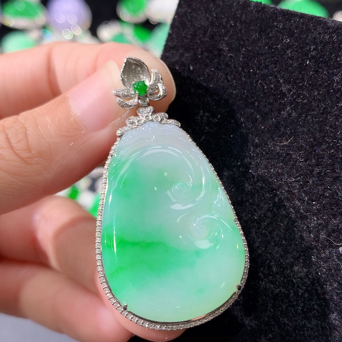 翡翠18K金镶嵌颈饰