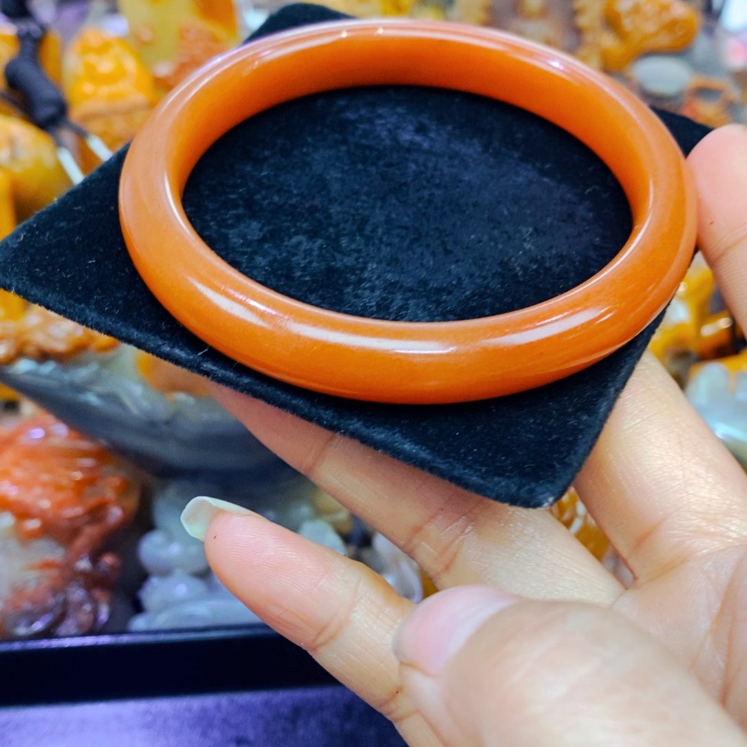 未镶嵌石英质玉（黄龙玉）颈饰