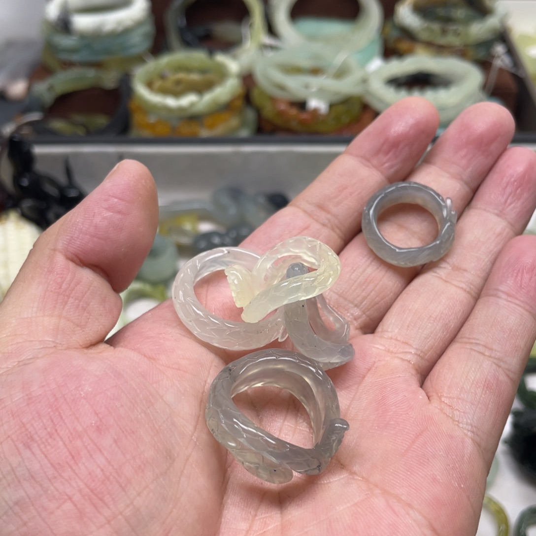 ****卷蛇纹石玉未镶嵌戒指