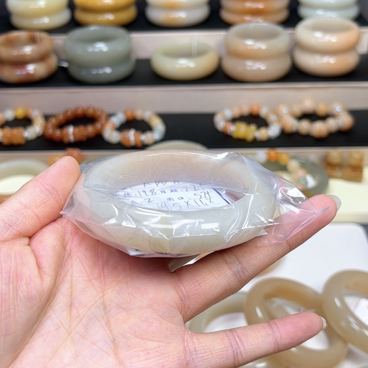 【闪购商品】石英质玉手镯未镶嵌太***?
