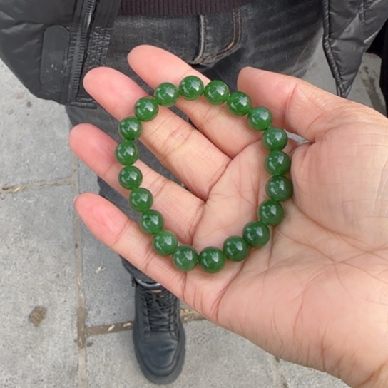 和田玉手链未镶嵌俄罗斯卡10冰辣阳绿，小点