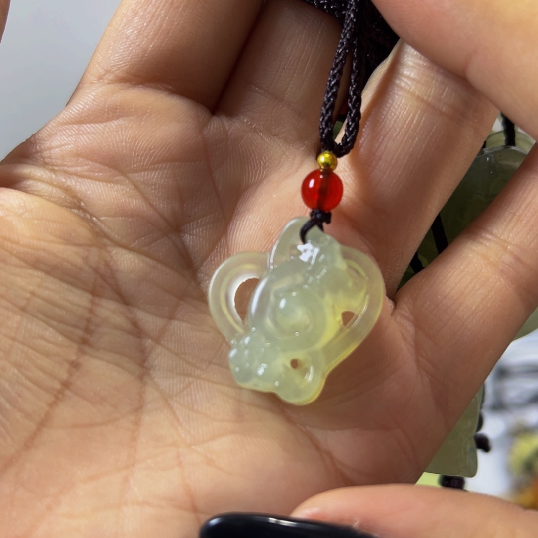 蛇纹石玉未镶嵌颈饰