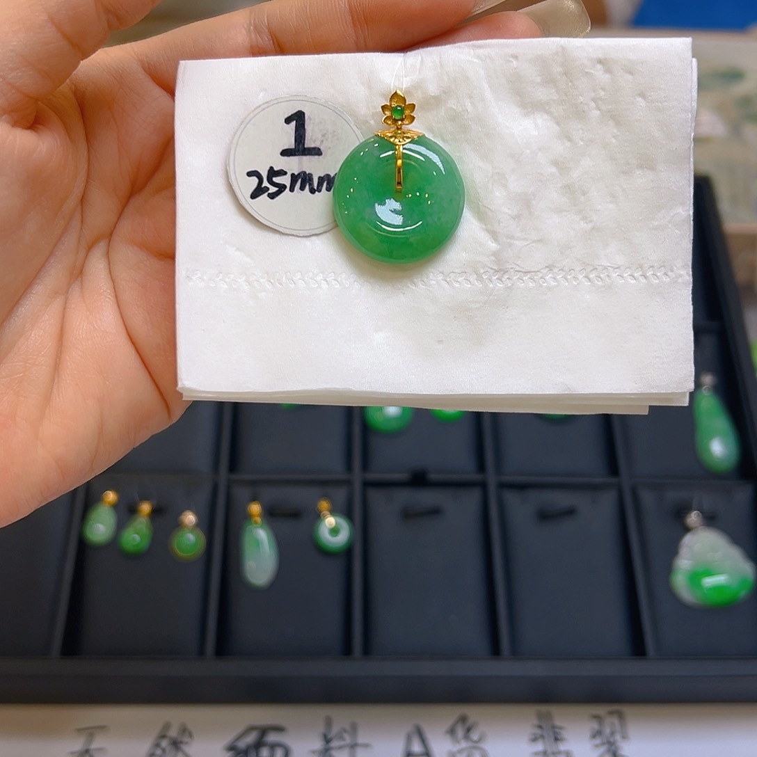 翡翠颈饰18K金镶嵌翡翠