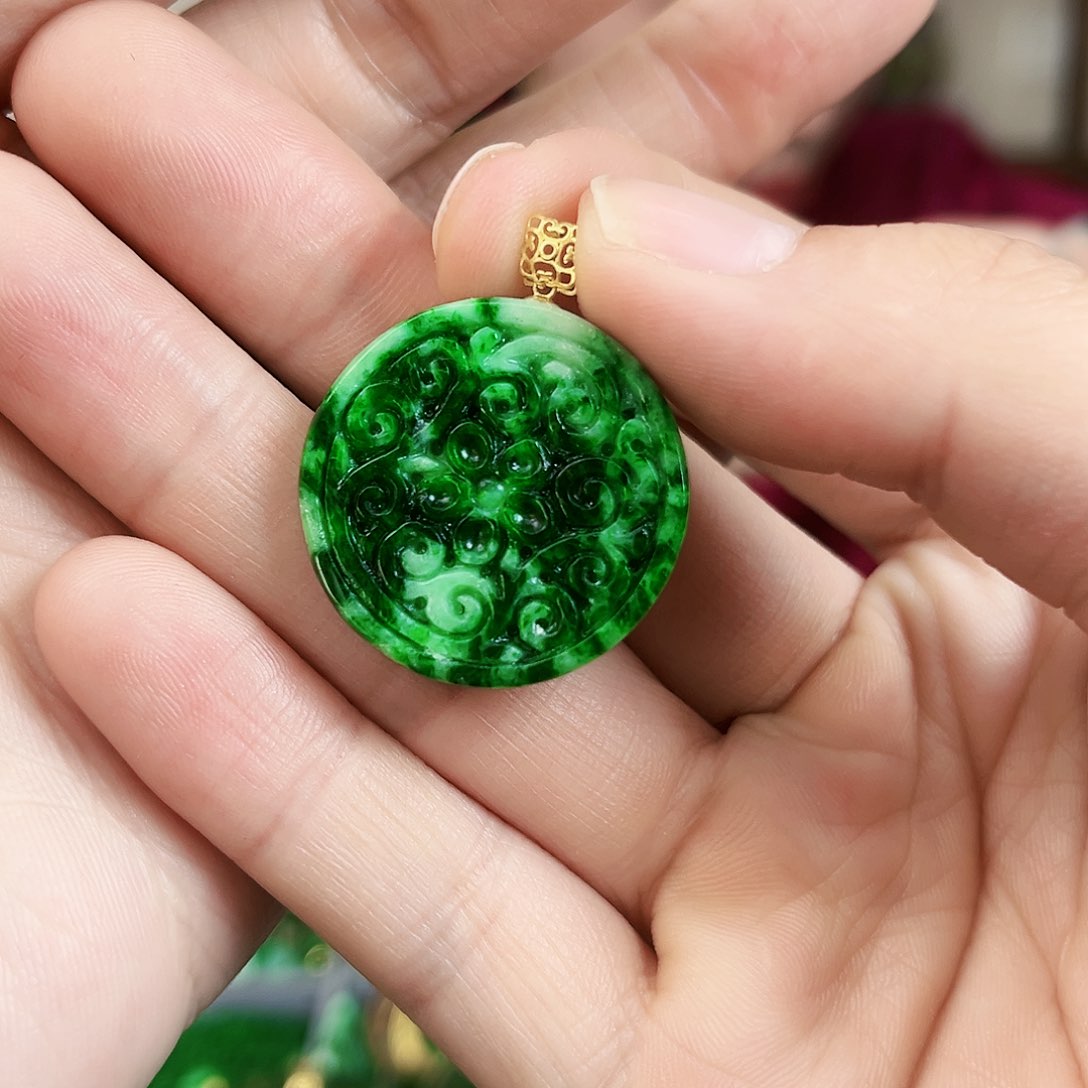 翡翠颈饰18K金镶嵌吊坠多样性