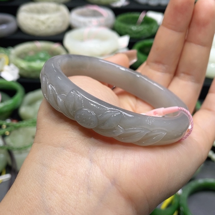 和田玉手镯圈口62+。编号18贵妃镯未镶嵌