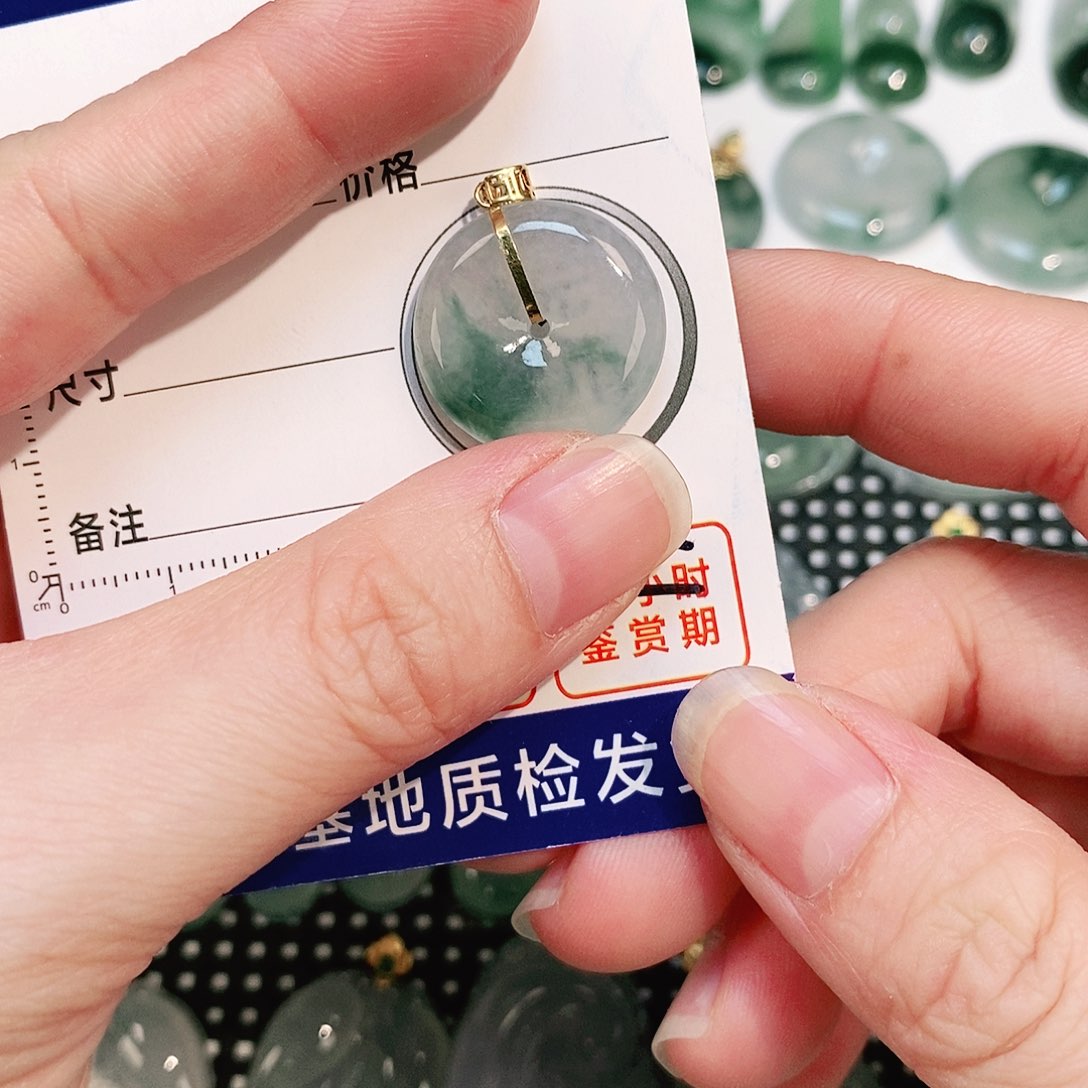 翡翠颈饰18K金镶嵌吊坠