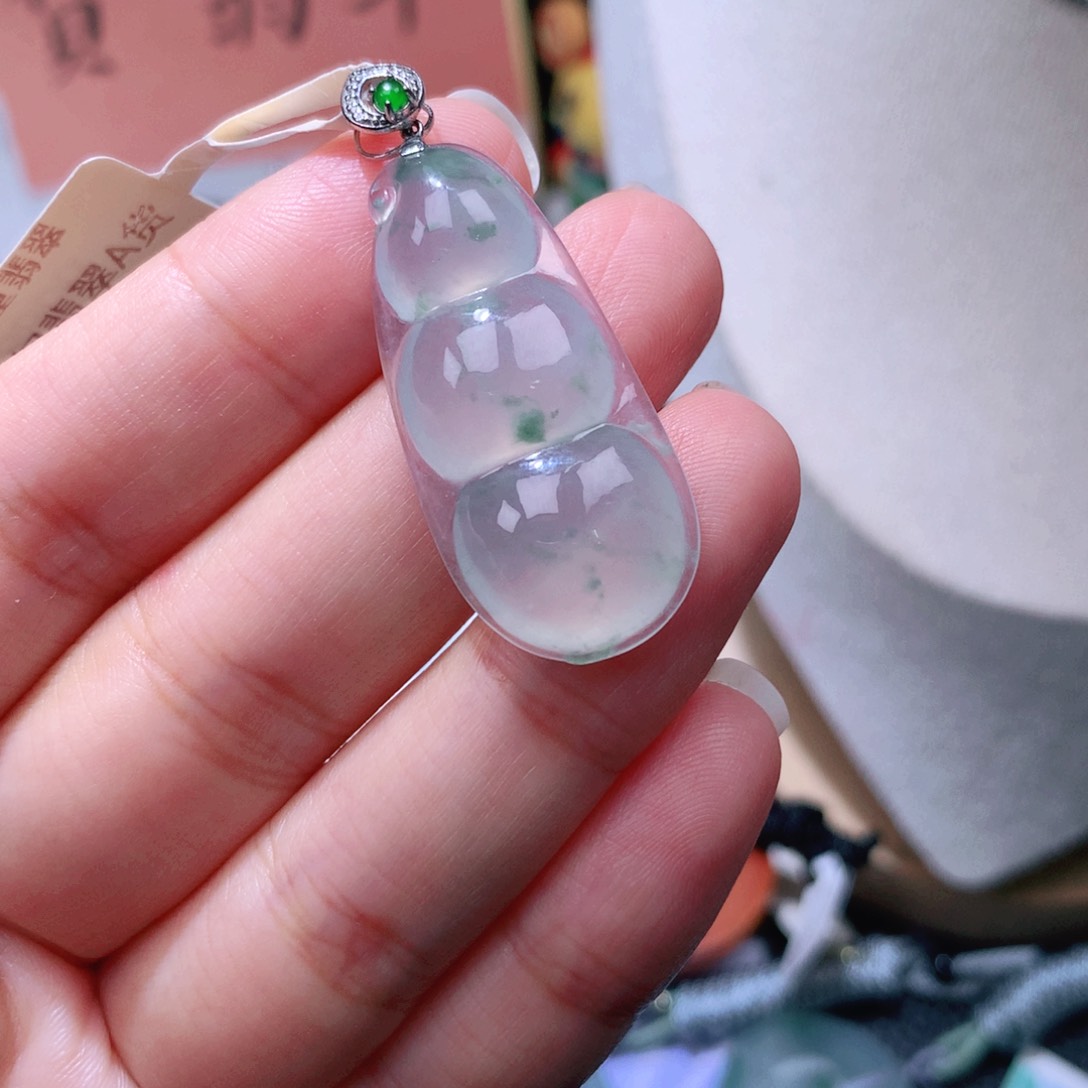 颈饰18K金镶嵌翡翠福豆