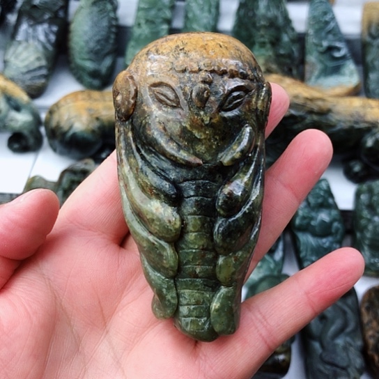 未镶嵌岫岩河磨玉（透闪石质玉）把件