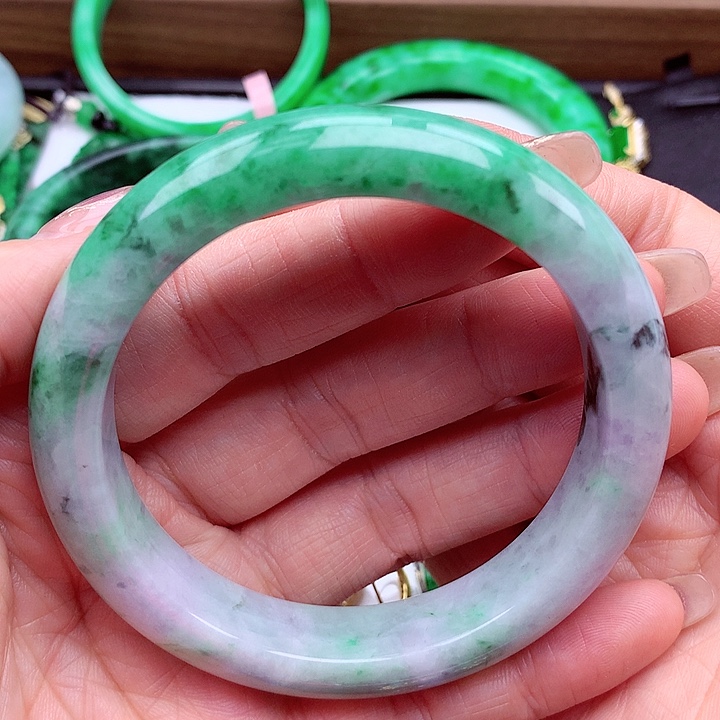 翡翠手镯未镶嵌翡翠