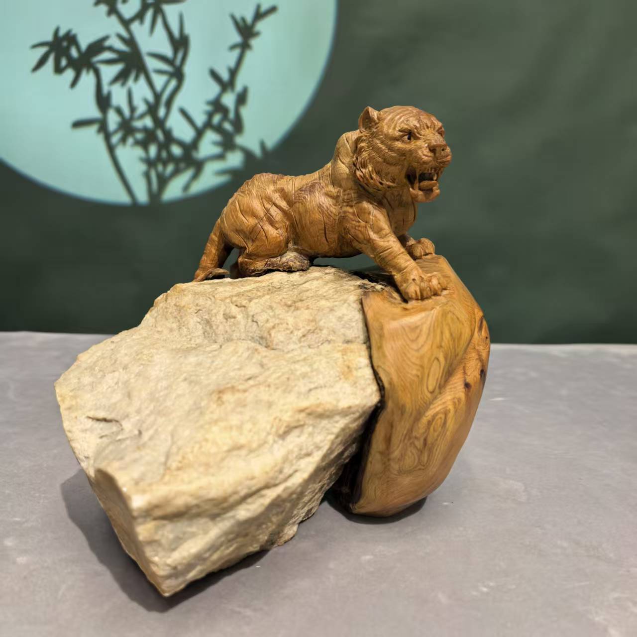 《虎虎生威》华玺崖柏手工艺非遗技艺作品