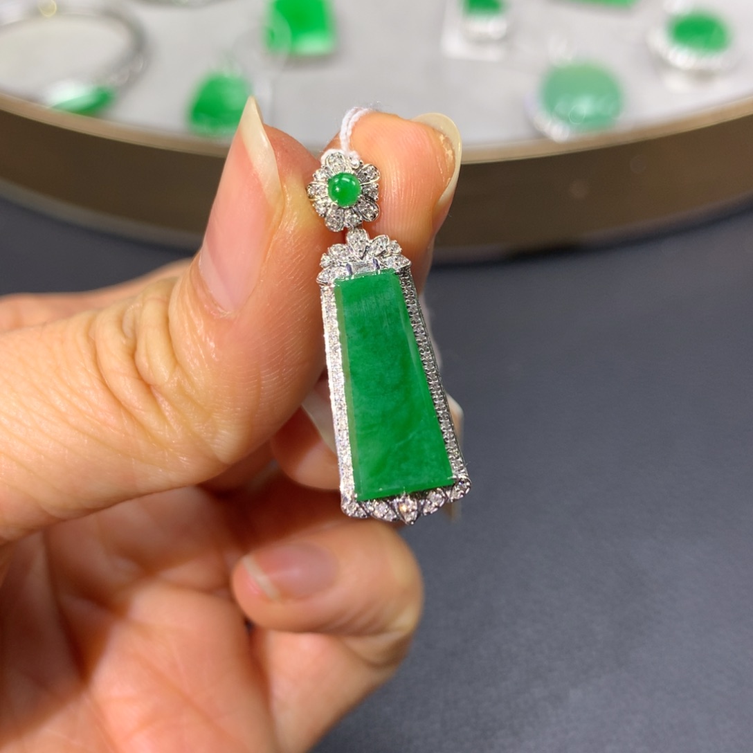 翡翠颈饰18K金镶嵌翡翠