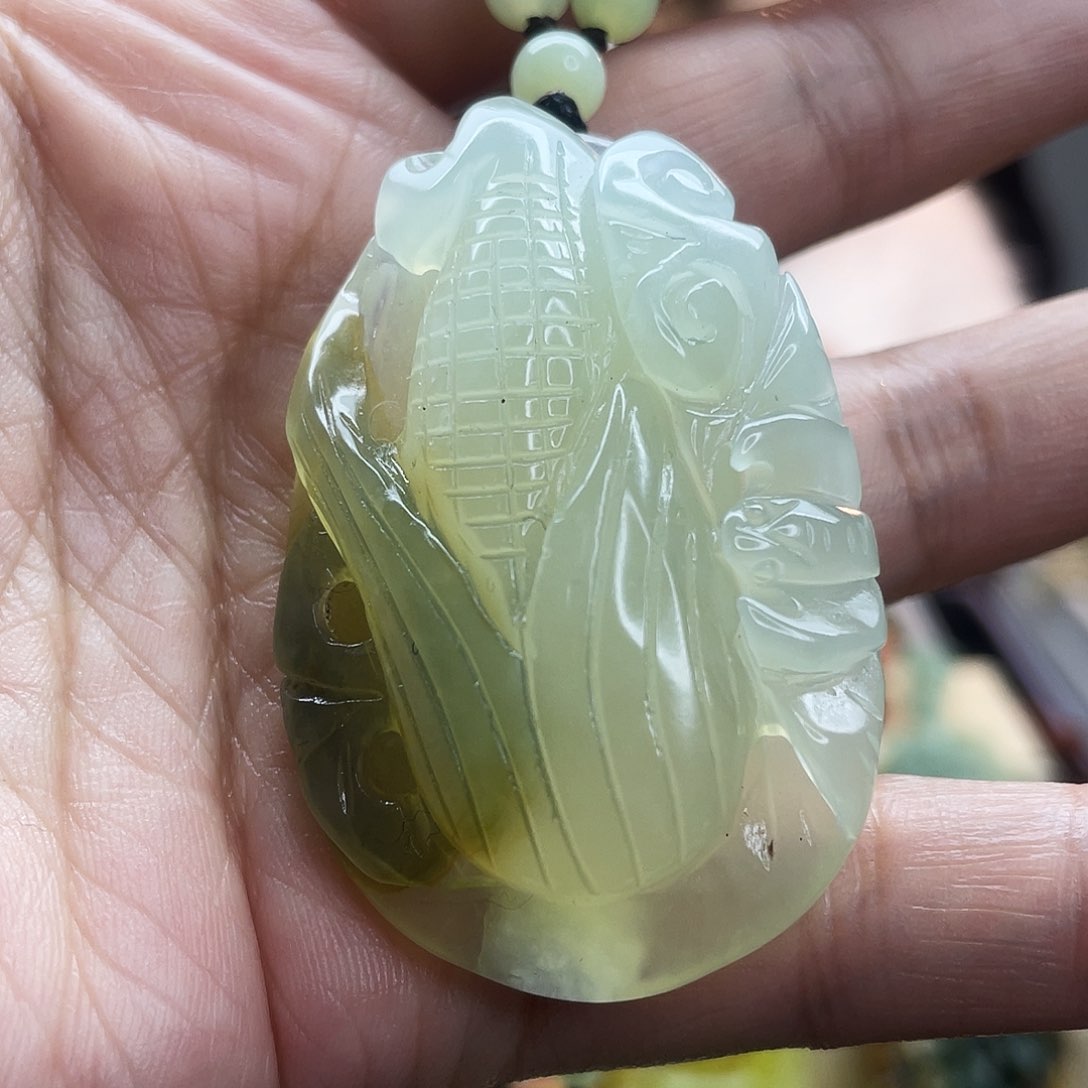 蛇纹石玉颈饰未镶嵌