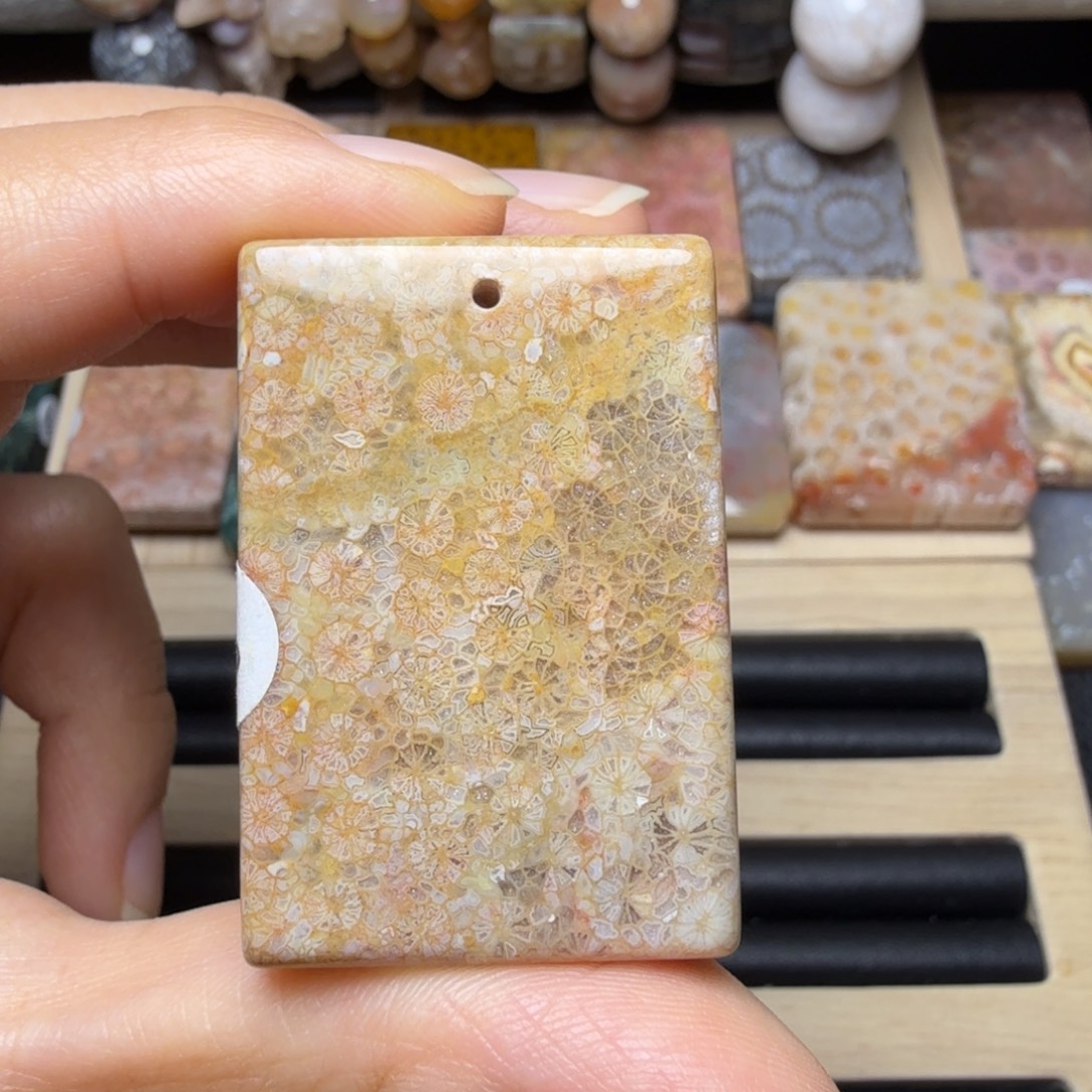 硅化玉未镶嵌有点闪的彩色小蕾丝，可盘