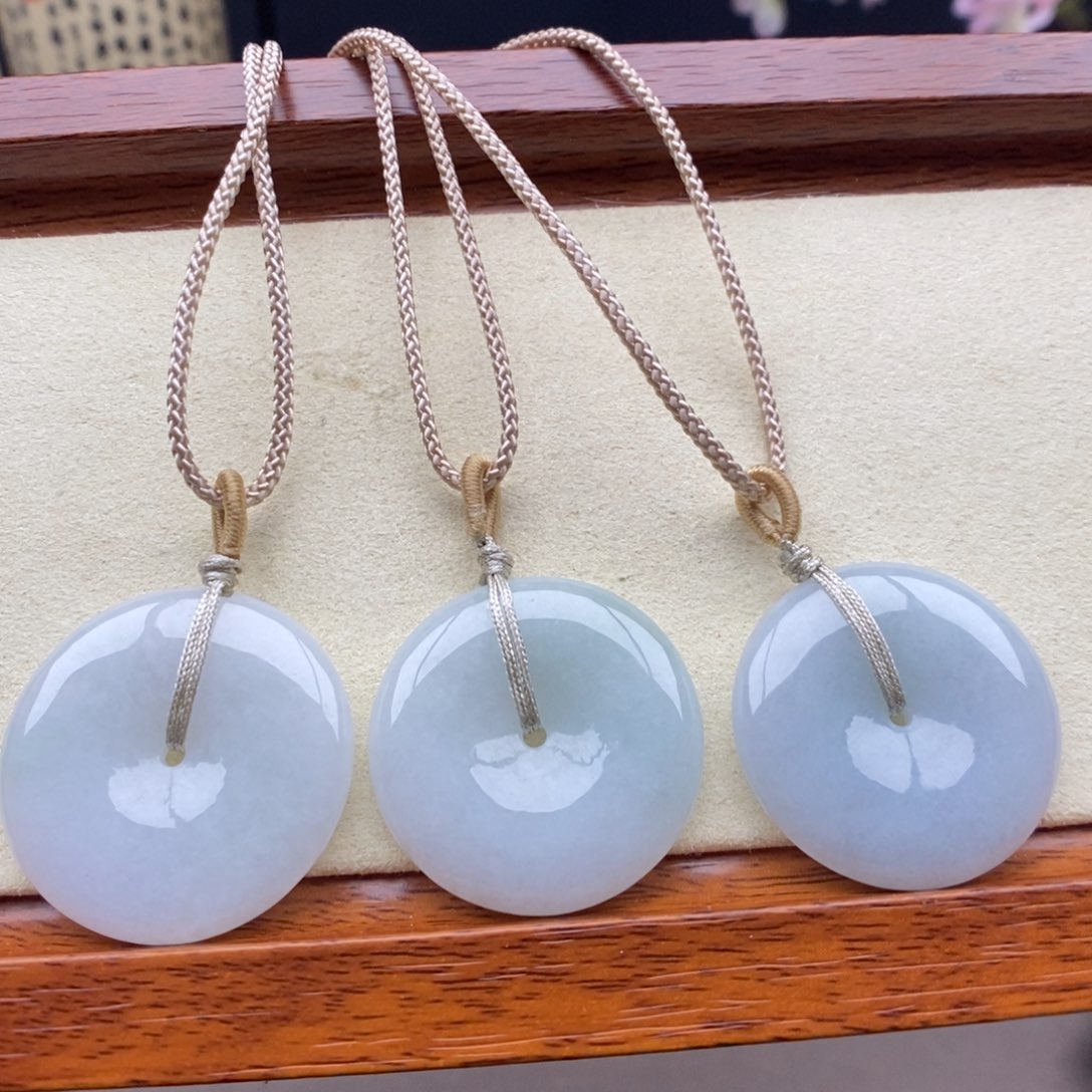 翡翠未镶嵌颈饰发其一